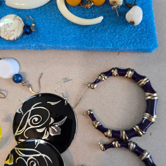 Lot of Earrings - Picture 2 of 3